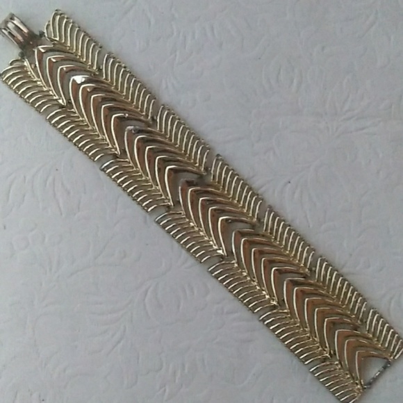 MIDCENTURY Coro Pegasus Chevron PanelLink Bracelet - Picture 7 of 8